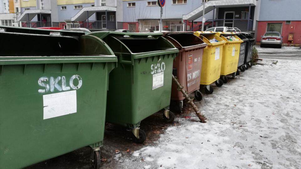 Mesto Detva plánuje na jar tohto roka začať s rekonštrukciou ciest a chodníkov na sídlisku Námestie mieru. Súčasťou projektu bude aj nové kontajnerové stojisko v strede veľkého centrálneho parkoviska. Na snímke z 19. januára 2021 kontajnery v centre sídliska Námestie mieru v Detve. EASYFOTO TASR - Silvia Tannhauserová
