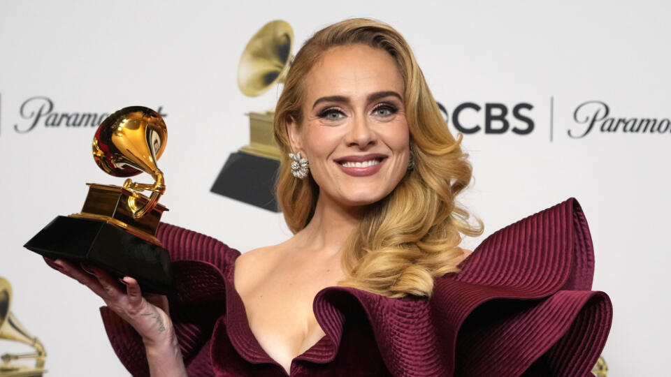 Anglická speváčka a skladateľka Adele pózuje s cenou za najlepší popový sólo výkon za skladbu Easy on Me na 65. ročníku odovzdávania hudobných cien Grammy v Los Angeles v nedeľu 5. februára 2023.