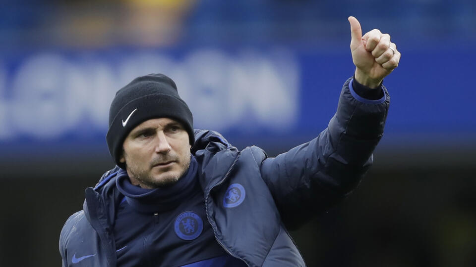 MIK 74 Londýn - Tréner Chelsea Frank Lampard počas zápasu anglickej futbalovej Premier League Chelsea - Everton na štadióne Stamford Bridge v Londýne 8. marca 2020. FOTO TASR/AP
Chelsea's head coach Frank Lampard gestures to the fans after the English Premier League soccer match between Chelsea and Everton at Stamford Bridge stadium in London, Sunday, March 8, 2020. Chelsea won 4-0. (AP Photo/Matt Dunham)