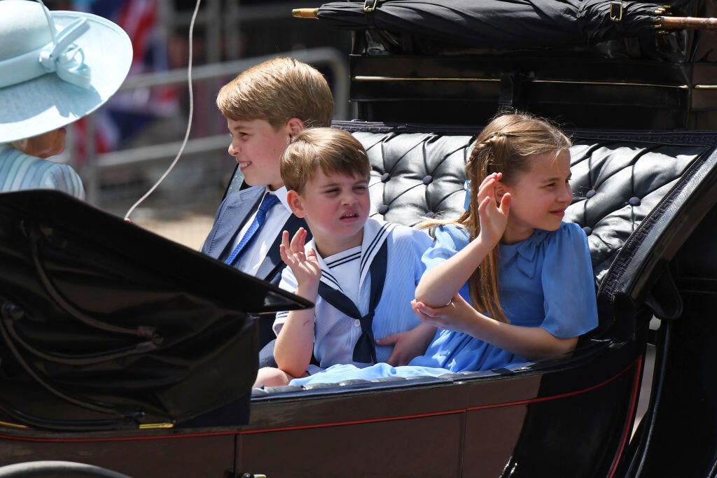 Malým princom a princeznej robila v koči spoločnosť okrem mamy Kate aj Camilla.