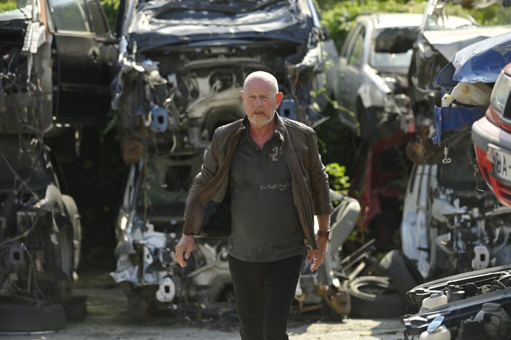 Herec Ivan Krúpa v úlohe vdovca Forgáča, majiteľa autobazára.