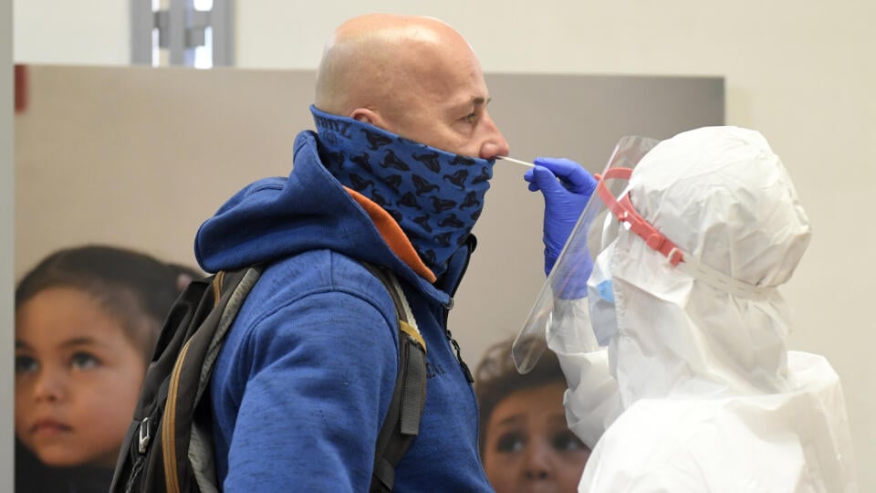 Od stredy 3. 2. do nedele 7. 2. potrebujú obyvatelia viacerých okresov na vstup do zariadení, vrátane škôl a školských zariadení, negatívny PCR alebo antigénový test vykonaný najneskôr od 27. januára 2021. Výnimku z testu majú deti do desať rokov alebo ľudia nad 65 rokov. Platia aj ďalšie výnimky. Na snímke muž počas antigénového testovania na odberovom mieste na košickom magistráte 3. februára 2021. FOTO TASR – František Iván