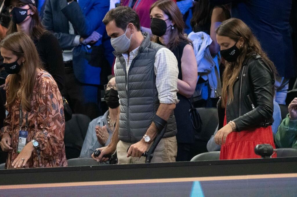 Z tribúny odchádzal Federer len s barlami.