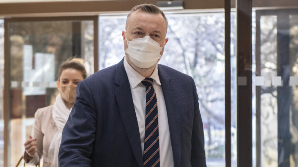 Na snímke minister práce, sociálnych vecí a rodiny SR Milan Krajniak (Sme rodina) prichádza na rokovanie vlády SR v Bratislave v stredu 9. februára 2022. FOTO TASR - Pavel Neubauer