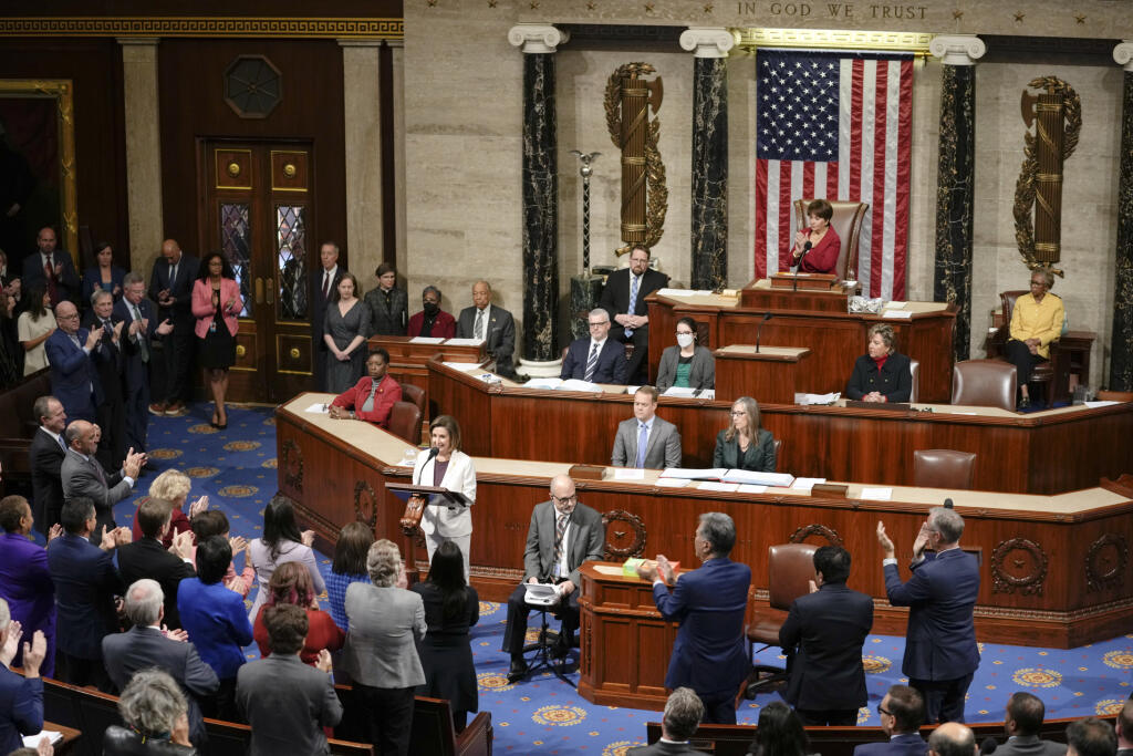 EBE 55 Washington - Na snímke dole uprostred predsedníčka Snemovne reprezentantov Nancy Pelosiová z Kalifornie prijíma potlesk zákonodarcov po prejave na pôde Snemovne reprezentantov v Kapitole vo Washingtone vo štvrtok 17. novembra 2022. Pelosiová oznámila, že sa rozhodla odísť z vedenia Demokratickej strany. FOTO TASR/AP

Lawmakers stand and applaud as House Speaker Nancy Pelosi of Calif., speaks on the House floor at the Capitol in Washington Thursday, Nov. 17, 2022. (AP Photo/Carolyn Kaster)