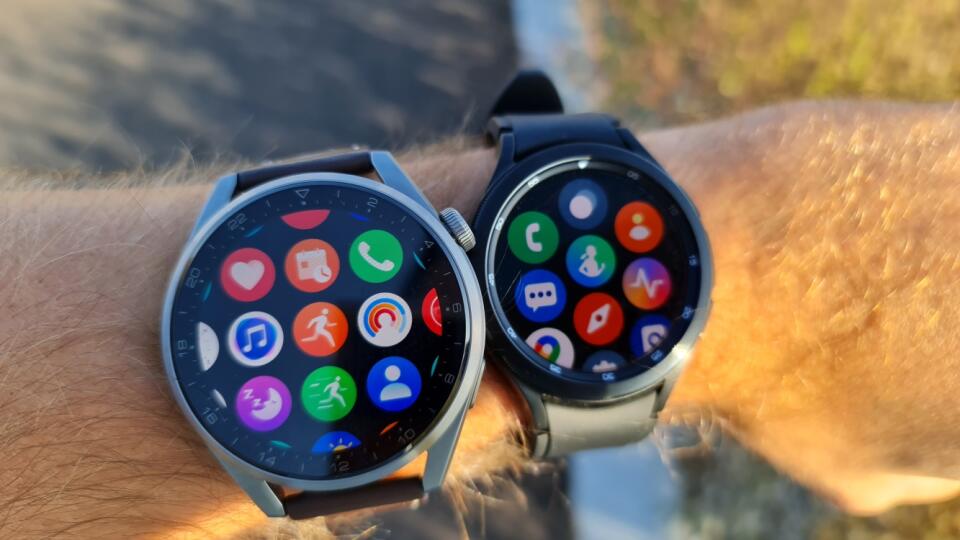 Vľavo sú Huawei Watch 3 Pro a vpravo Samsung Galaxy Watch 4 Classic