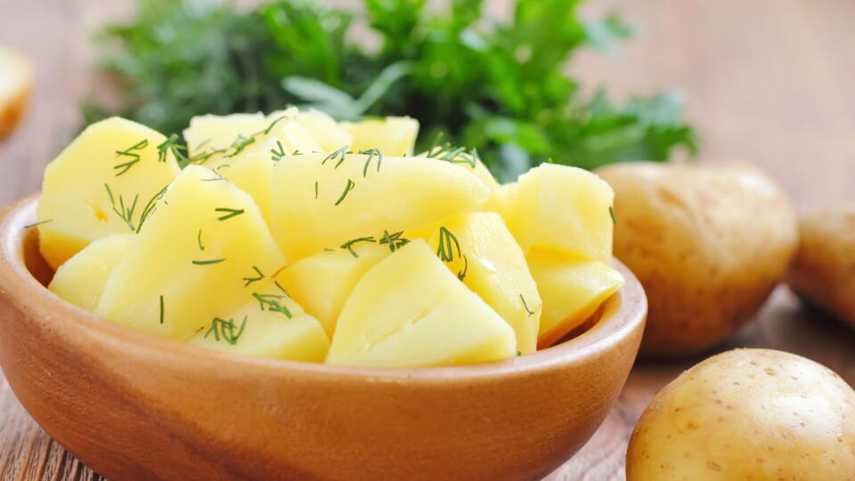 Boiled,Potatoes,With,Fresh,Dill,And,Oil