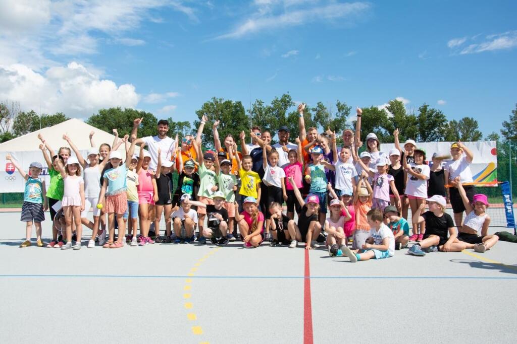 Rodáčka z Piešťan sa niekoľko hodín venovala aj so svojim tímom trénerov z akadémie Love4Tennis talentovaným deťom. Odovzdávala im svoje herné, ale aj mentálne skúsenosti.