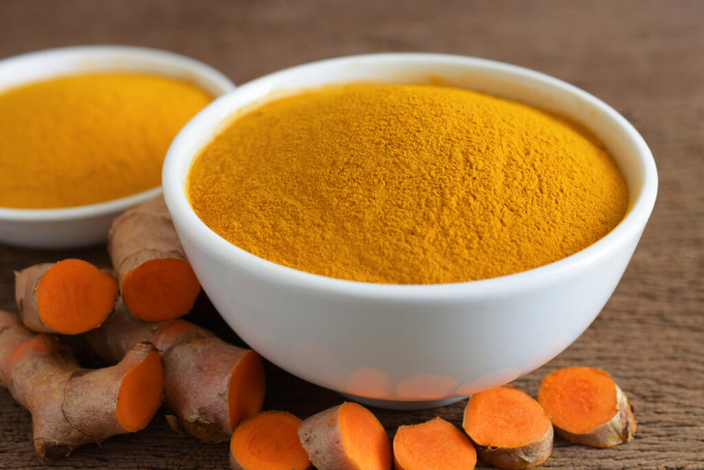 Turmeric,Powder,In,A,White,Bowl,And,Fresh,Turmeric,(curcumin)