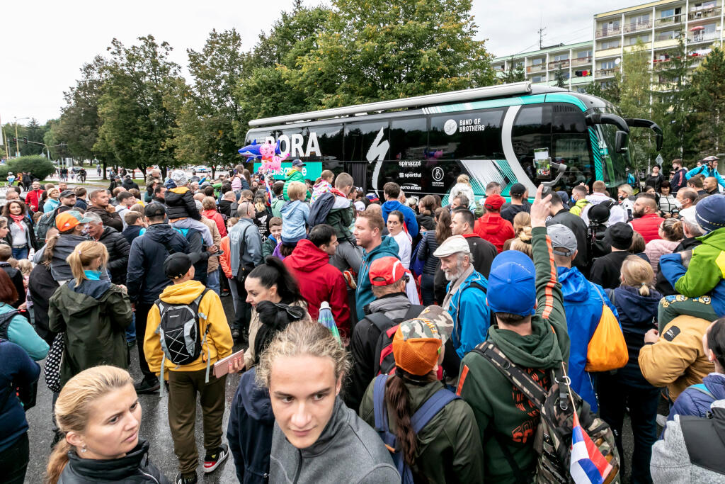 Na snímke sú fanúšikovia v cieli tretej etapy cyklistických pretekov Okolo Slovenska v Považskej Bystrici