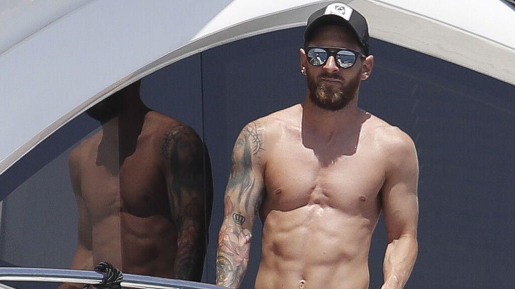 Messi, Suarez a Fabregas vyrazili na Ibizu s rodinami