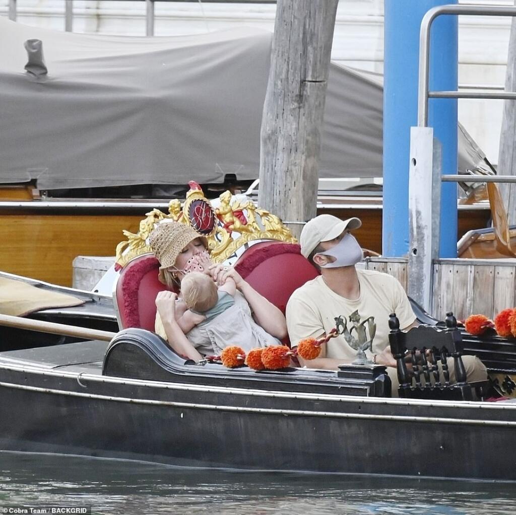 Zaľúbenci a rodičia 9-mesačnej Daisy Katy Perry (36) a Orlando Bloom (44) sa vybrali do historických Benátok a aj keď im fotografi a fanúšikovia nechceli dať pokoj, neustále si prejavovali nežnosti a užívali každý moment.
