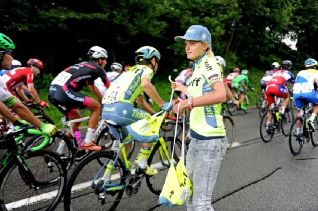Linda Odehová pracovala so Saganom v tíme Tinkoff, kde ho zásobovala vodou pri trati.