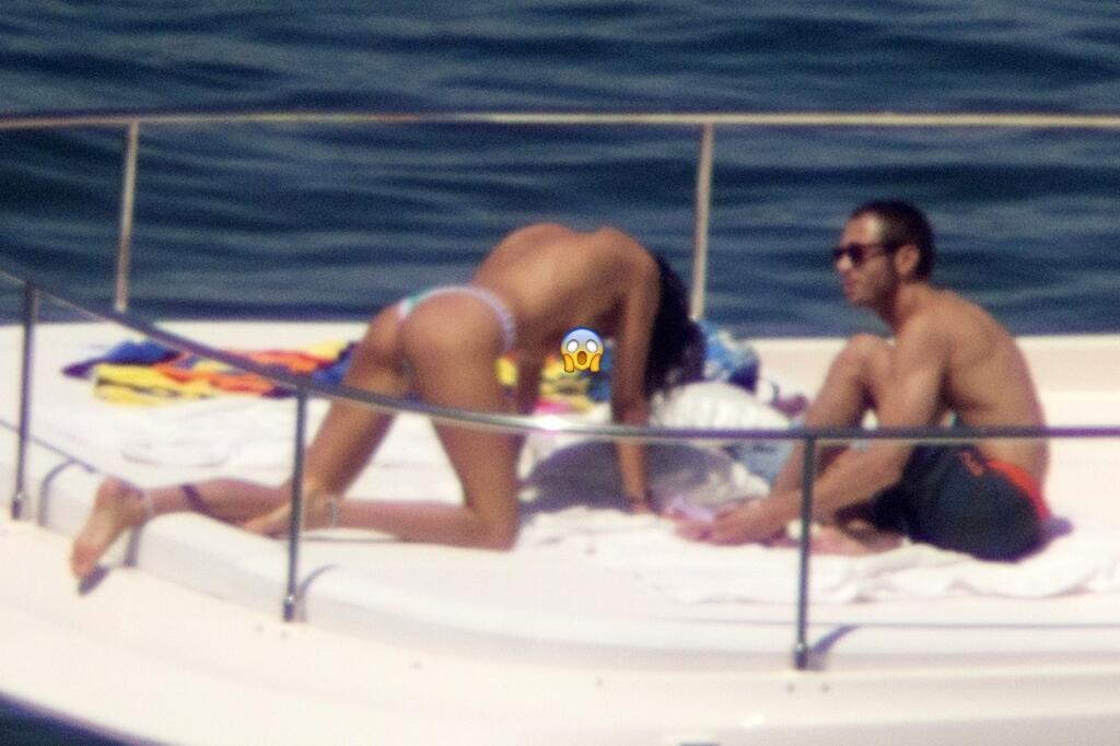 Párik je vďačným objektom paparazzi fotografov, ktorí na Francescu a Valentina striehnu najmä na dovolenke. Sexi modelku načapali pri prezliekaní či opaľovaní sa a ukázala tak celému svetu prsia.