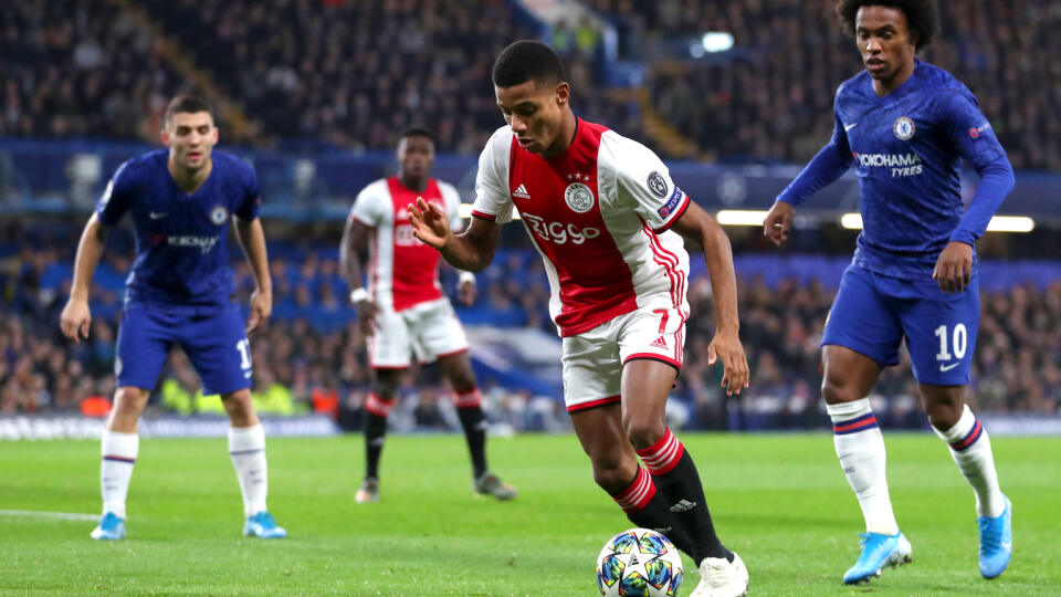 Futbalistom Ajaxu Amsterdam bude minimálne do zimnej prestávky chýbať krídelník David Neres.