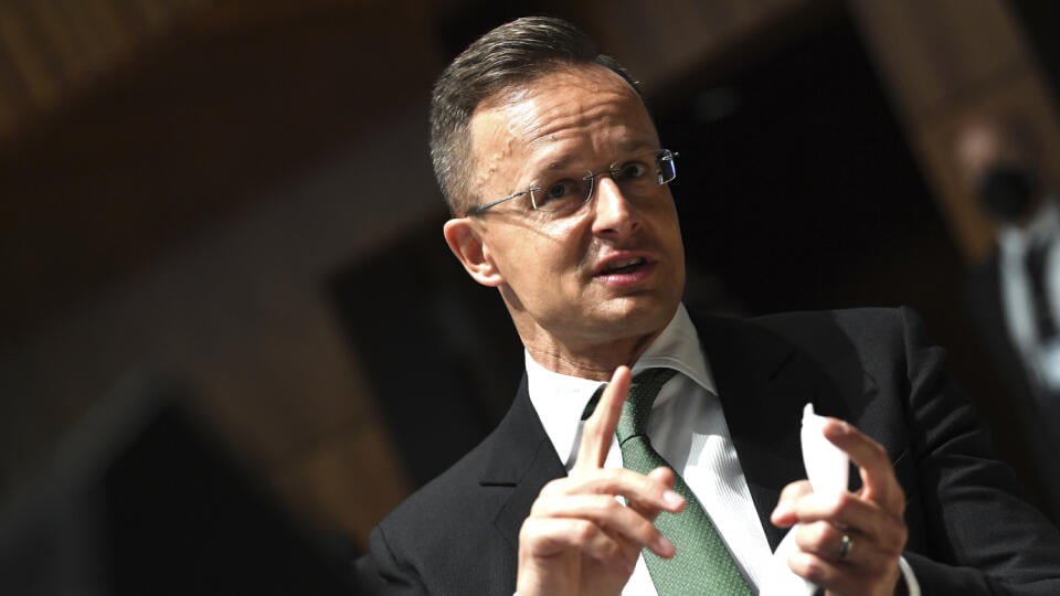 KK27 Luxemburg - Maďarský minister zahraničných vecí a vonkajších ekonomických vzťahov Péter Szijjártó počas zasadnutia Rady EÚ pre všeobecné záležitosti 22. júna 2021 v Luxemburgu. Ministri členských krajín EÚ budú hovoriť o procese rozširovania, Konferencii o budúcnosti Európy, príprave summitu Únie na konci júna a konaniach vo veci právneho štátu voči Poľsku a Maďarsku. FOTO TASR/AP
Hungarian Foreign Affairs and Trade Minister Peter Szijjarto gestures as he attends a European general affairs