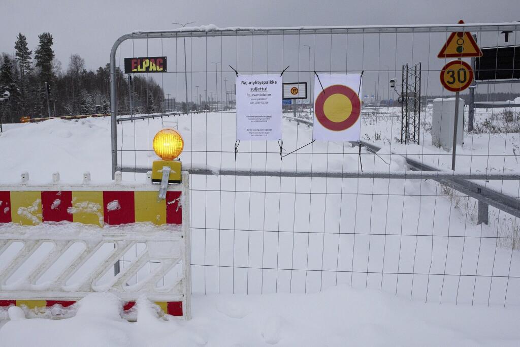 JB 33 Virolahti - Oplotenie na zatvorenom hraničnom priechode Vaalimaa medzi Fínskom a Ruskom vo fínskom pohraničnom meste Virolahti 29. novembra 2023. Fínsko uzatvára svoj posledný hraničný priechod s Ruskom, oznámil v utorok tamojší premiér Petteri Orpo. TASR informuje podľa agentúr AFP a AP. Orpo na tlačovej konferencii spresnil, že Fínsko úplne uzatvorí svoju hranicu s Ruskom, ktorá je dlhá 1340 kilometrov, pre obavy súvisiace s migráciou. Fínsko už minulý týždeň dočasne uzatvorilo všetky hr