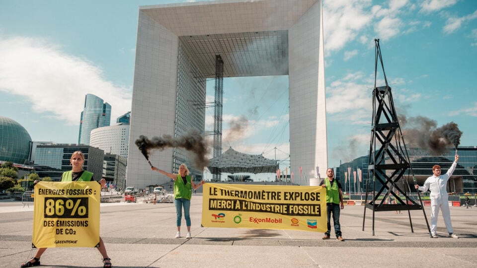 Greenpeace ukazuje prstom na fosílne palivá pred sídlom TotalEnergies.