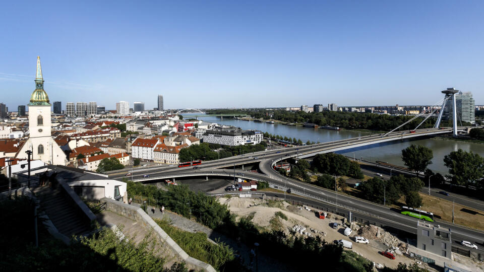 Na snímke pohľad na most Slovenského národného povstania (SNP) v Bratislave 31. júla 2024.