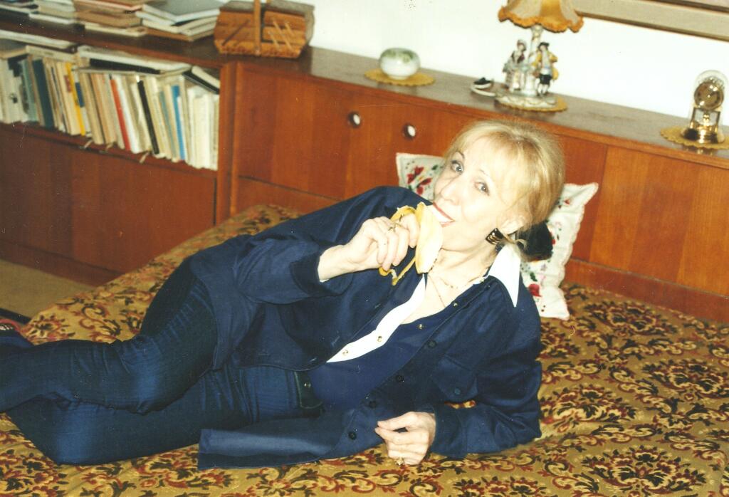 Mária Kráľovičová v prostredí svojho bytu.