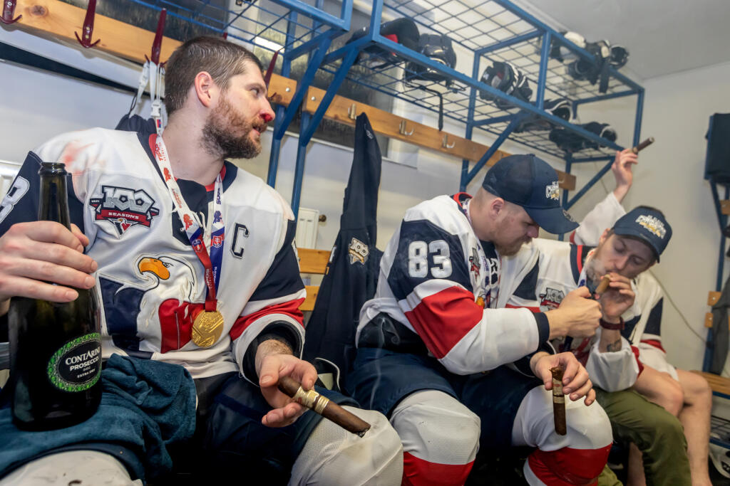 Hokejisti HC Slovan Bratislava zvíťazili v šiestom zápase finále Kaufland play off Tipos extraligy 2021/2022 a získali titul majstra SR. Šiesty zápas vyhrali s HK Nitra 5:2 a celú sériu 4:2 na zápasy. Na snímke sú oslavy titulu v šatni.