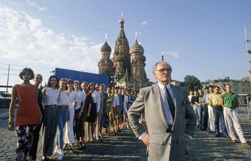 Pierre Cardin ako prvý návrhár mal v roku 1991 svoju módnu prehliadku na Červenom námestí v Moskve, ktorá prilákala 200 000 ľudí.