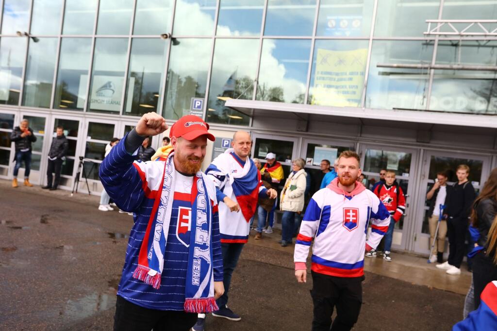 Slovákov tak hnal dopredu len skromnejší počet fanúšikov, ktorých sa už hodinu pred úvodným buly zišlo pred halou asi päťsto.