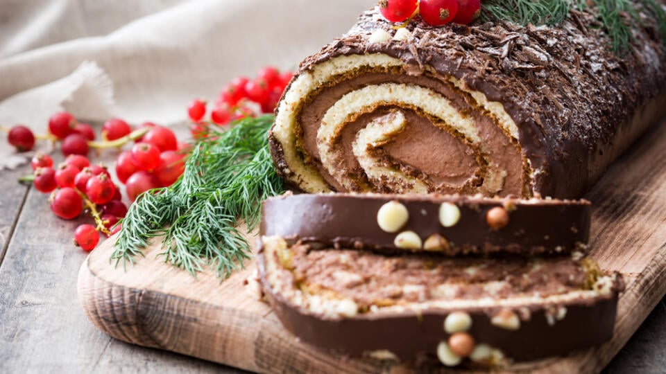 Chocolate,Yule,Log,Christmas,Cake,With,Red,Currant,On,Wooden