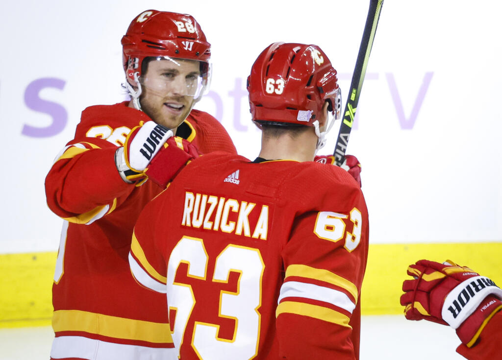 Ani slovenský útočník Calgary Adam Ružička nemá na drese v priezvisku diakritiku. Slafkovský je naozaj jediný.