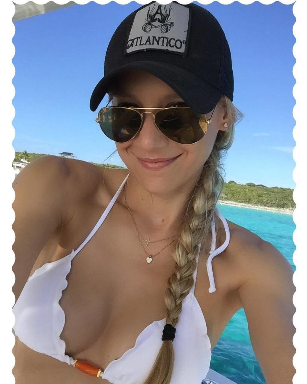 Bývalá sexi tenistka Anna Kurnikovová je opäť tehotná. Načapali ju zvedaví paparazzi.