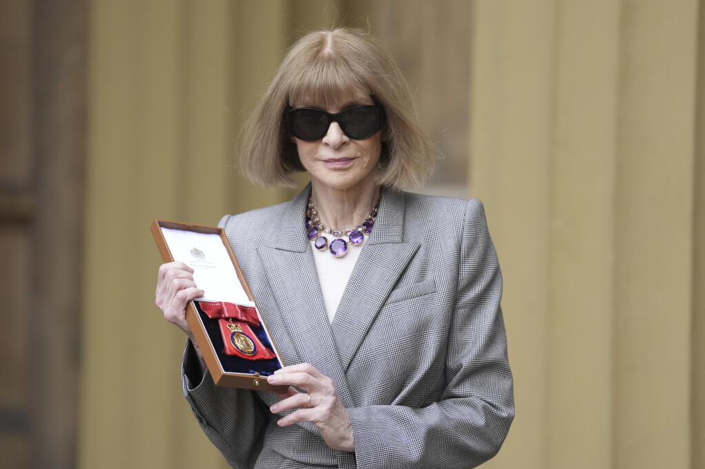 Šefka časopisu Vogue Anna Wintourvá pózuje s exkluzívnym kráľovským vyznamenaním Rad spoločníkov cti (Companion of Honour), ktoré jej udelil britský kráľ Karol III. za zásluhy v oblasti módy v Buckinghamskom paláci utorok 4. februára 2025 v Londýne.