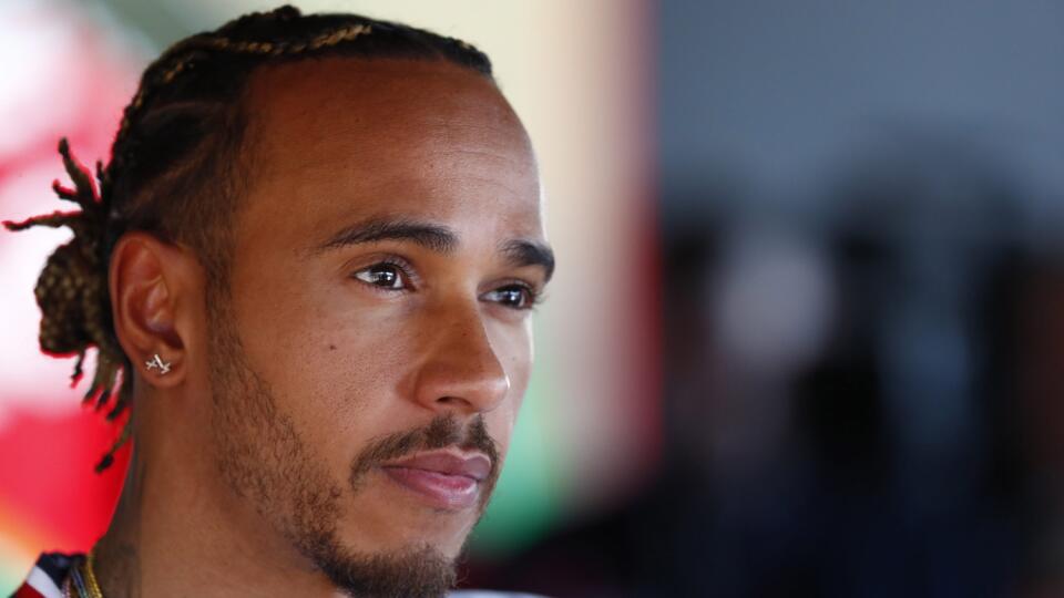 EBE 2 Montmeló - Na snímke britský pilot formuly 1 Lewis Hamilton z tímu Mercedes počas tlačovej konferencie pred Veľkou cenou Španielska, šiestym podujatím seriálu majstrovstiev sveta F1 na okruhu Catalunya v Montmeló neďaleko španielskej Barcelony v piatok 20. mája 2022. FOTO TASR/AP
Mercedes driver Lewis Hamilton of Britain addresses to the media at the Barcelona Catalunya racetrack in Montmelo, Spain, Friday, May 20, 2022. The Formula One race will be held on Sunday. (AP Photo/Joan Monfort)