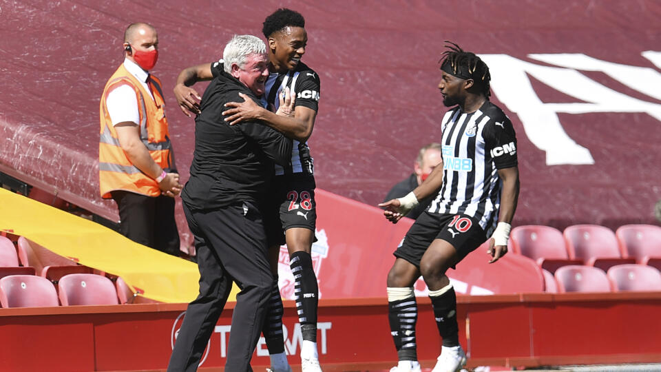 EBE 29 Liverpool - Na snímke uprostred stredopoliar Newcastlu Joe Willock oslavuje gól, vľavo tréner Steve Bruce, vpravo Allan Saint-Maximin v zápase 33. kola anglickej Premier League vo futbale FC Liverpool - Newcastle United v Liverpoole 24. apríla 2021. FOTO TASR/AP
Newcastle's Joe Willock, center, celebrates with his head coach Steve Bruce, left, and his teammate Allan Saint-Maximin after scoring his side's opening goal during the English Premier League soccer match between Liverpool and Ne