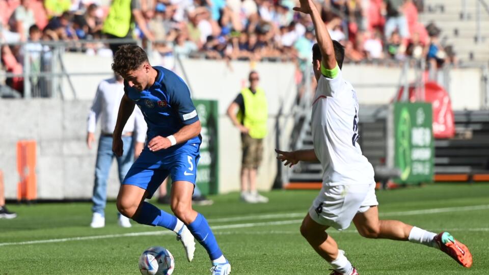 Na snímke zľava hráč Slovenska Šimon Mičuda a kapitán Talianska Samuel Giovane po strelení gólu počas zápasu finálového turnaja Majstrovstiev Európy do 19 rokov Slovensko - Taliansko v Trnave v utorok 21. júna 2022. FOTO TASR - Lukáš Grinaj