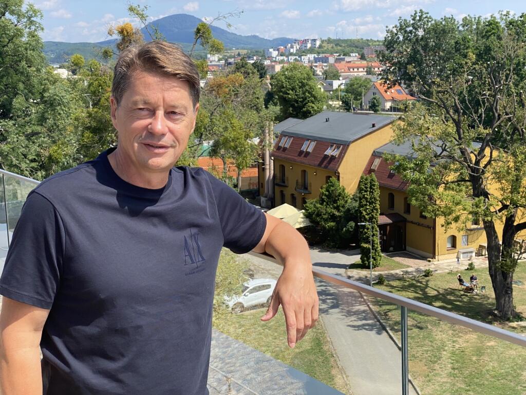 Legendárny slovenský rozhodca Ľuboš Micheľ si myslí, že červená karta, ktorú dostal Abena nemala byť.