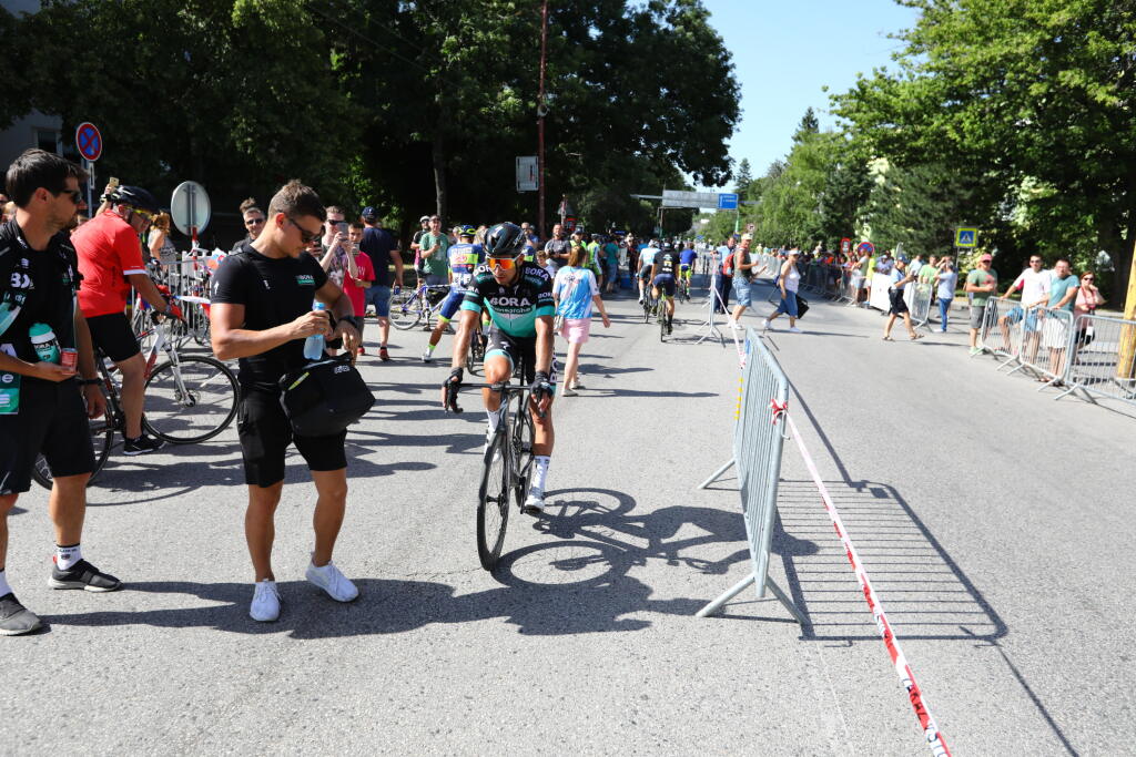Len čo Peter Sagan preťal cieľovú pásku, okamžite mal v pätách fanúšikov. Slovenská cyklistická hviezda si nestihla ani poriadne odfúknuť a hneď bola bombardovaná žiadosťami o fotky a autogramy. Organizátori sa spamätali až po chvíli.