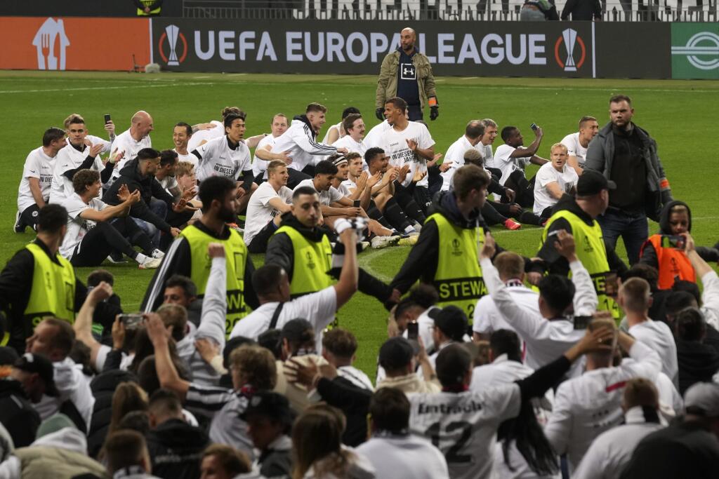 Hráči Frankfurtu oslavujú s fanúšikmi po postupe do finále v odvete semifinále Európskej ligy Eintracht Frankfurt - West Ham United vo Frankfurte 5. mája 2022.
