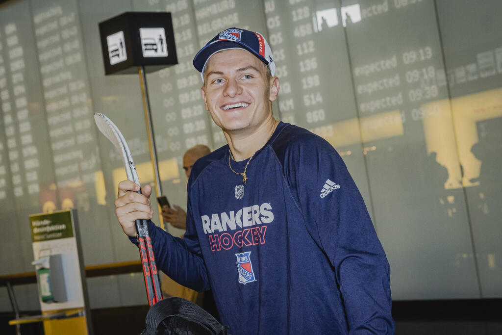 Slovenský hokejový útočník Adam Sýkora sa vracia domov po tom, čo podpísal trojročný nováčikovský kontrakt s klubom New York Rangers.