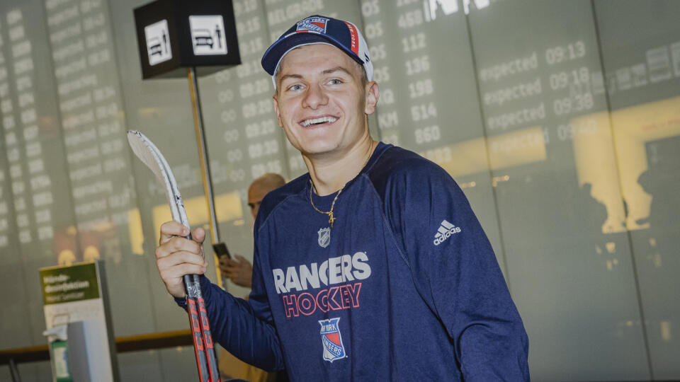 Slovenský hokejový útočník Adam Sýkora sa vracia domov po tom, čo podpísal trojročný nováčikovský kontrakt s klubom New York Rangers. "Jazdci" si ho vybrali v nedávnom drafte ako svojho prvého hráča z celkovej 63. pozície.