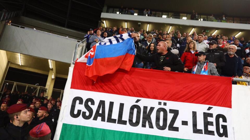 Fanúšikovia Maďarov v slovenskom sektore zavesili maďarskú vlajku. Prekryť to slovenskou už nedovolili.