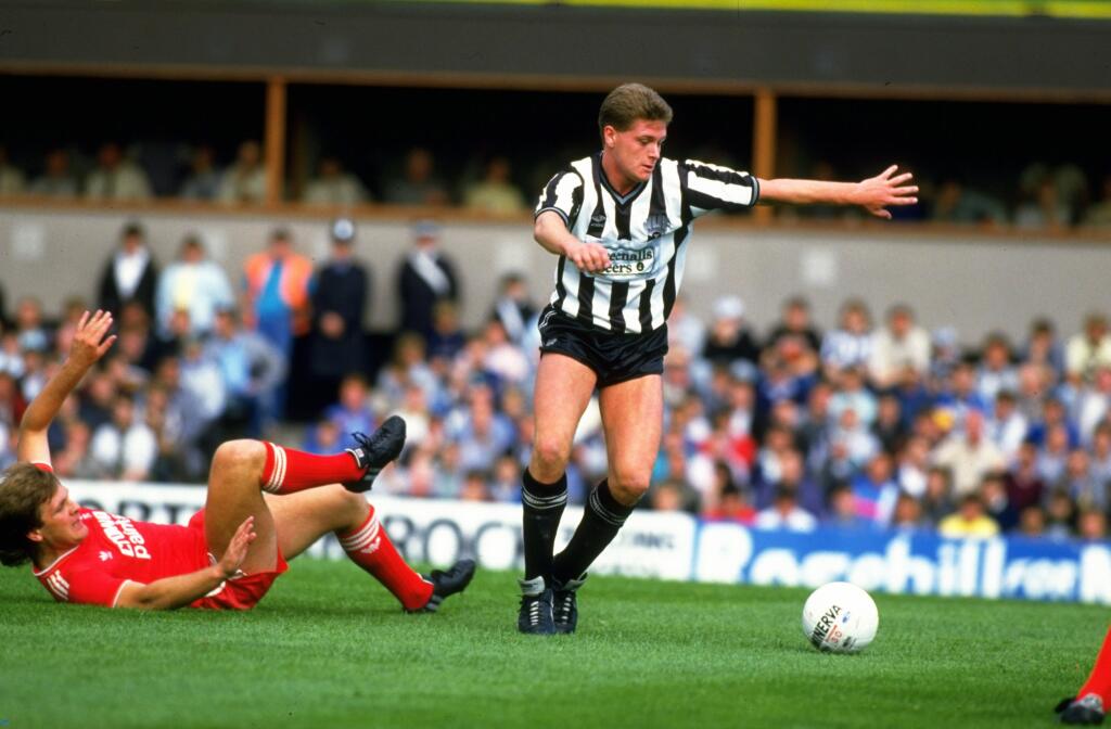 Paul Gascoigne bol svojho času jeden z najúspešnejších futbalistov. Angličan hral za kluby ako Tottenham Hotspur a Newcastle United. Zaplietol sa však do drog a alkoholu, ktoré ovplyvnili jeho zdavie a bohatstvo. Momentálne dlží okolo 32-tisíc libier.