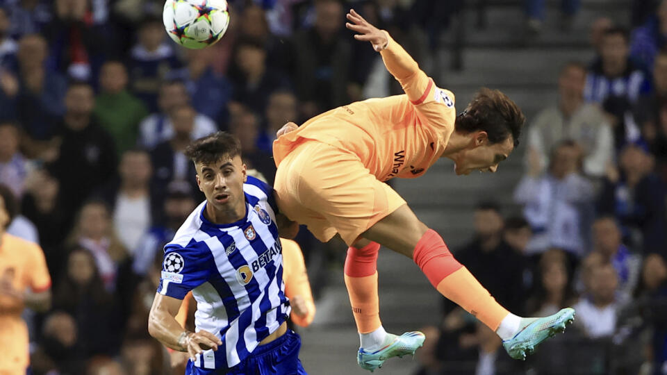 WA 69 Porto - Futbalista Porta Fabio Cardoso (vľavo) a hráč Atletica Madrid Joao Felix bojujú o loptu v zápase 6. kola B-skupiny Ligy majstrov FC Porto - Atletico Madrid v Porte v utorok 1. novembra 2022. FOTO TASR/AP
Porto's Fabio Cardoso, left, challenges for the ball with Atletico Madrid's Joao Felix during a Champions League group B soccer match between FC Porto and Atletico Madrid at the Dragao stadium in Porto, Portugal, Tuesday, Nov. 1, 2022. (AP Photo/Luis Vieira)