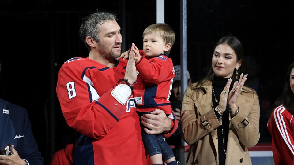 JB 4 Washington - Hráč Washingtonu Capitals Alexander Ovečkin (vľavo) oslavuje so synom Sergejom a amanželkou Nasťou 700. gól pred zápasom zámorskej hokejovej NHL proti Winnipegu Jets vo Washingtone 25. februára 2020. Ovečkin otvoril v 2. minúte skóre a dosiahol 701. gól v profilige. Ruský útočník zároveň rozhodol v nájazdoch. FOTO TASR/AP

Washington Capitals left wing Alex Ovechkin, left, of Russia, son Sergei, center, and Ovechkin's wife, Nastya, right, applaud during a ceremony to honor Ovec