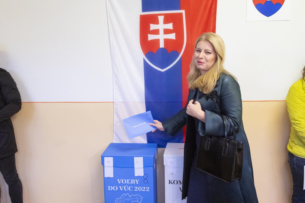 Na Slovensku sa v sobotu o siedmej hodine ráno začali historicky prvé spojené voľby do orgánov samosprávy obcí a do orgánov samosprávnych krajov. Na snímke prezidentka SR Zuzana Čaputová vhadzuje obálku s hlasovacími lístkami do volebnej schránky pre voľby do VÚC vo volebnej miestnosti v Materskej škole v Pezinku 29. októbra 2022. FOTO TASR - Michal Svítok
