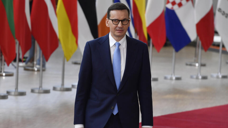 KK22 Brusel - Poľský premiér Mateusz Morawiecki prichádza na dvojdňový mimoriadny summit prezidentov a premiérov krajín Európskej únie o vojne na Ukrajine a energetickej situácii v EÚ 30. mája 2022 v Bruseli. Lídri členských krajín EÚ sa v pondelok popoludní zídu v Bruseli na dvojdňovom mimoriadnom summite, aby prediskutovali bezpečnostnú situáciu v Európe a dôsledky ruskej agresie voči Ukrajine po tom, ako neuspeli tri týždne trvajúce diplomatické snahy o vyrokovanie kompromisu pre prijatie šie