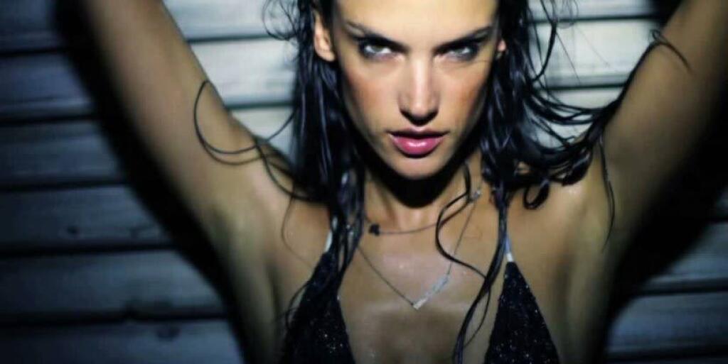 Alessandra Ambrosio v mokrom tieločku.