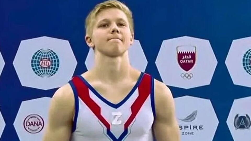 Gymnasta Ivan Kuljak vyšiel na stupne víťazov s nápisom Z na hrudi. Ten označuje na Ukrajine vojenskú techniku Rusov.