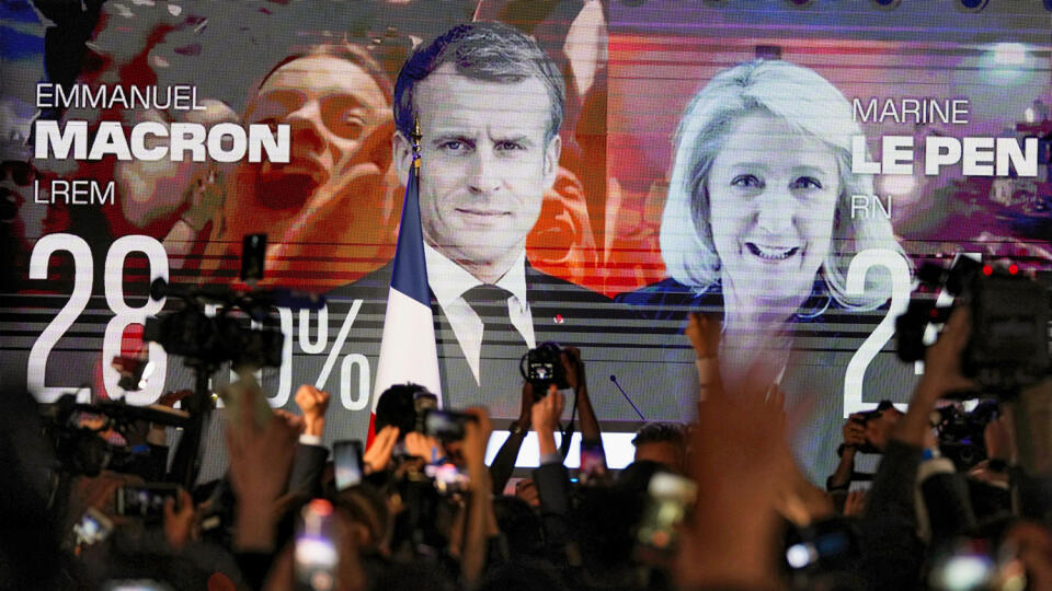 Emmanuel Macron má proti sebe hovorkyňu chudoby Marine Le Penovú