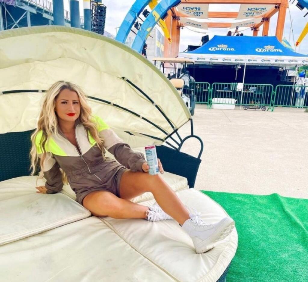 Americké médiá nelenili, pátrali a podľa všetkého aj vypátrali sexi zvodkyňu známeho trénera. Ide o blondínu, na instagrame pod pseudonymom Cayman Nebraska.