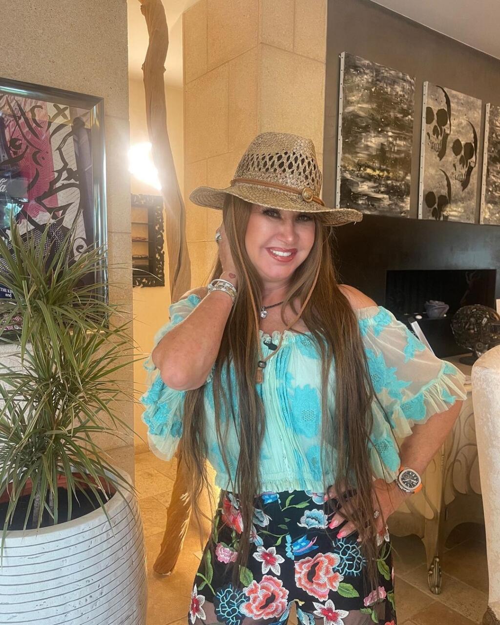 Medzi najnovšími príspevkami sa však objavili aj fotografie samotnej Carmen, ktorú bolo na záberoch sotva spoznať. Kratšie blond vlasy totiž vymenila za hnedé a dlhé až takmer po pás. Takýto účes sme na Carmen nevideli, ani na záberoch z jej mladosti, kedy nosila podstatne dlhšie vlasy než posledné roky. Ako však nakoniec sama v príspevku vysvetlila, išlo len o krátkodobú premenu.